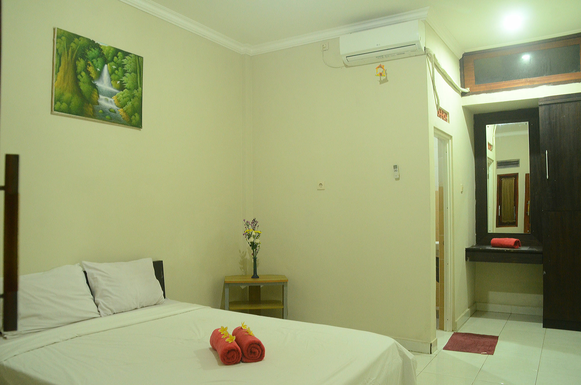 Budget Door Legian Inn Кута Екстериор снимка