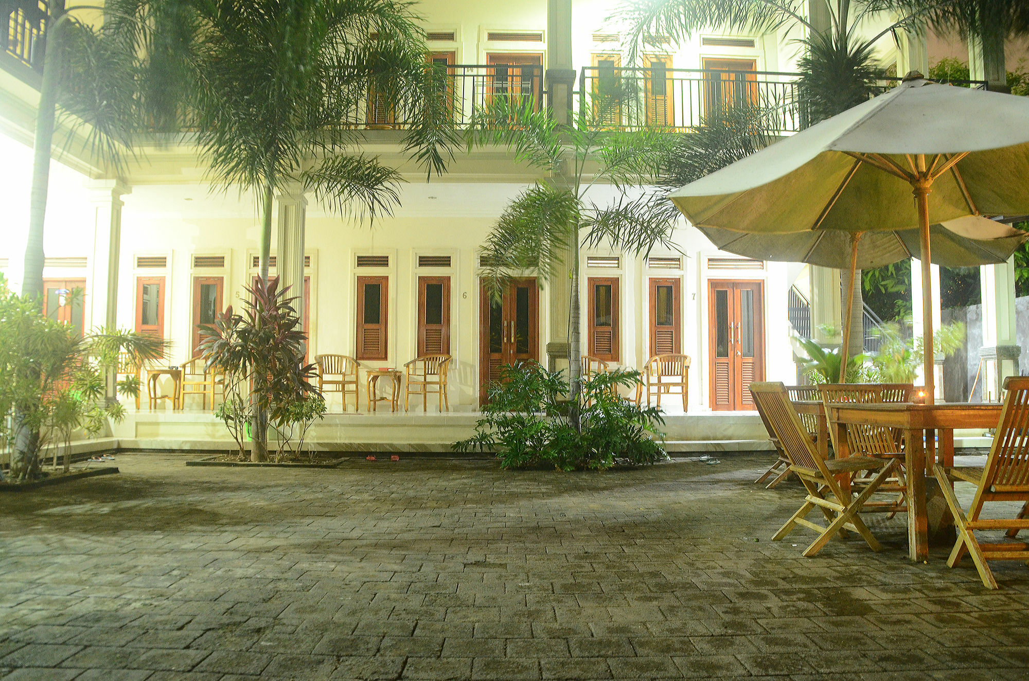 Budget Door Legian Inn Кута Екстериор снимка