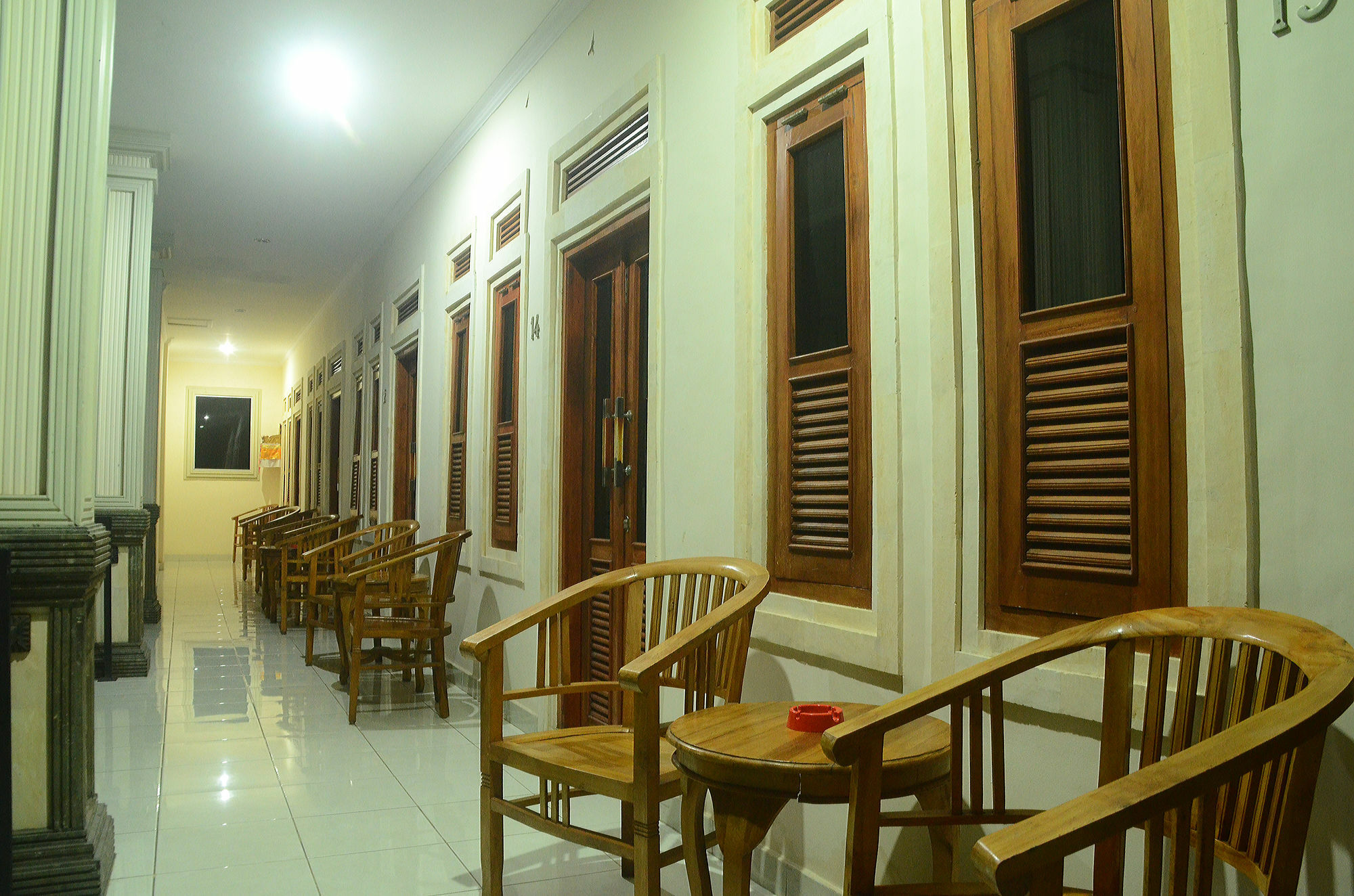 Budget Door Legian Inn Кута Екстериор снимка